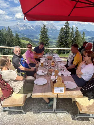 Gemeinschaft am Tisch auf der Seidlalm