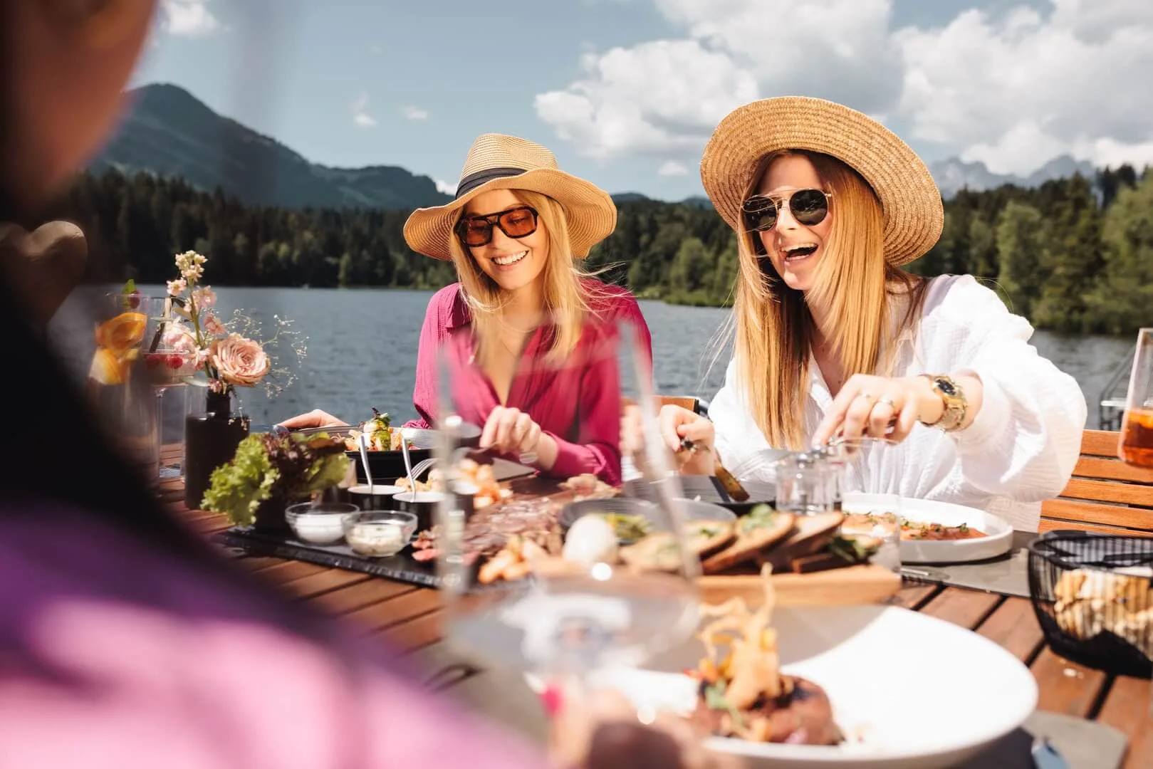 Gäste beim Essen am Steghaus Kitzbühel mit Blick auf den Schwarzsee